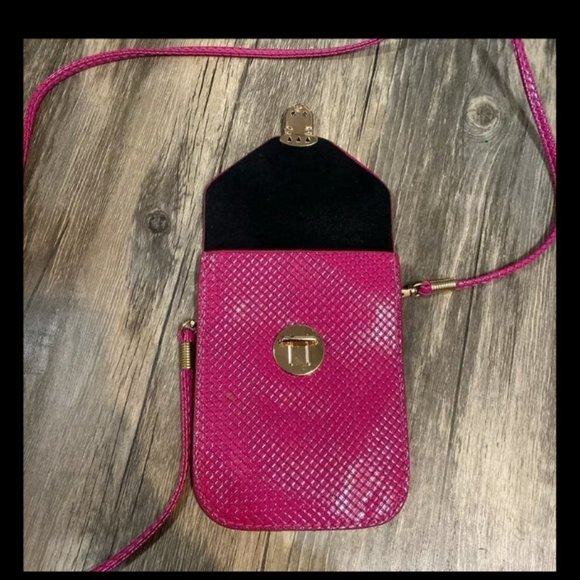 Small pink purse with latch, faux leather texture/feel, small crossbody purse - Picture 3 of 4